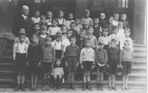 1937 Klasse 4 mit Lehrer Herr Stahlhacke