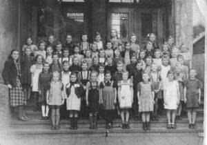 1949 Klasse 3b mit Lehrerin