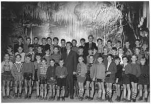 1957 Dechenhöhle mit Lehrer Dietrich