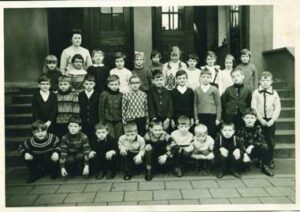 1966 Klasse1 mit Lehrerin