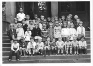 1971 Klasse 1 mit Lehrerin